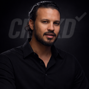 Portrait d'homme confiant en noir