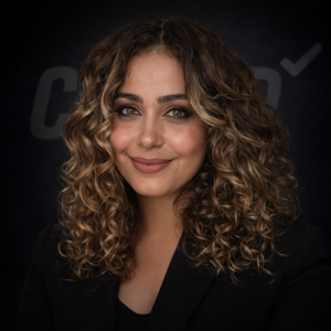 Portrait féminin moderne avec logo CHEKD